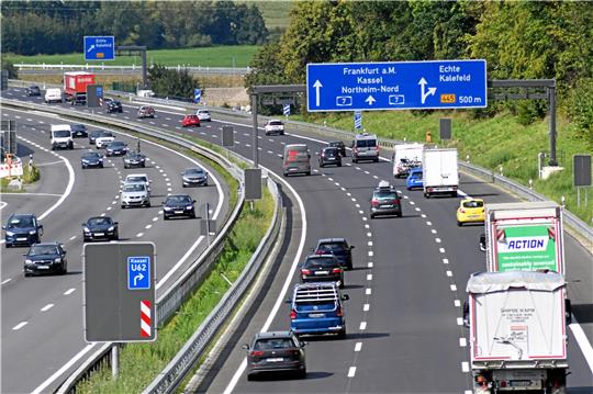 Endlich freie Fahrt: Die Autobahn 7 ist südlich von Seesen nach jahrelangen Bauarbeiten nun durchgehend sechsspurig. Foto: Gereke