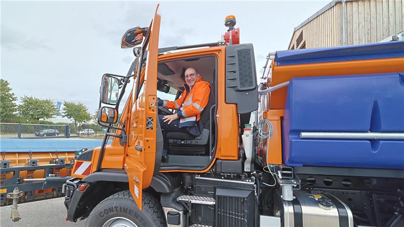 Endlich selbst am Steuer: Staatssekretär Matthias Wunderling-Weilbier nimmt auf dem Fahrersitz des Unimogs Platz.