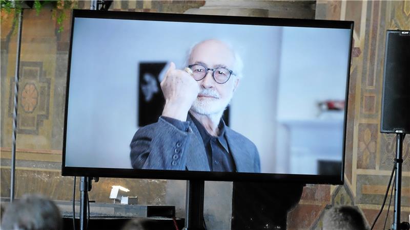 Kaiserringverleihung in New York und Berlin Endlich trägt er den Kaiserring am Finger: Hans Haacke, Preisträger des Jahres 2020, kann auch 2021 nicht zur Ringverleihung nach Goslar kommen und grüßt per Video.