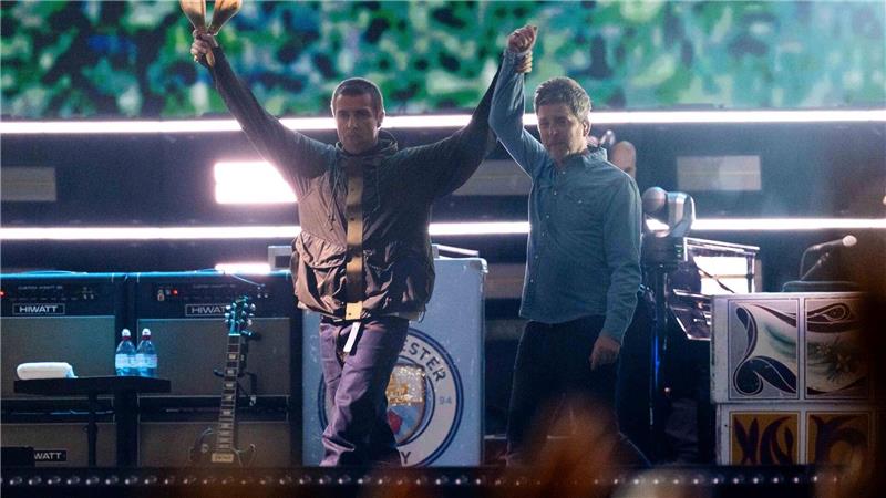 Oasis-Comeback in Wales: Alles wieder so wie früher? Endlich vereint: Liam und Noel Gallagher auf der Bühne.