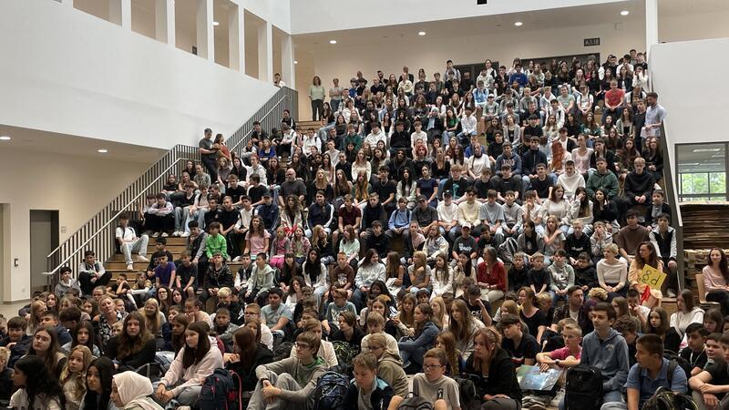 Zwei Schulen nehmen ihre neue Heimat mit viel Gewusel in Besitz Endlich volles Haus: Die Hauptakteure sind da – die Realschüler der Goldenen Aue nehmen Platz im neuen riesigen Forum.