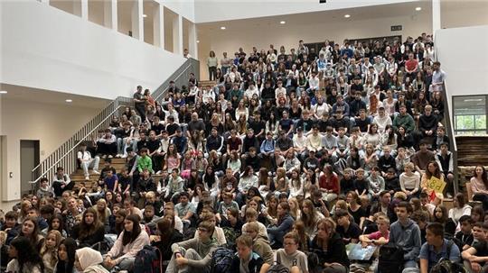Endlich volles Haus: Die Hauptakteure sind da – die Realschüler der Goldenen Aue nehmen Platz im neuen riesigen Forum.