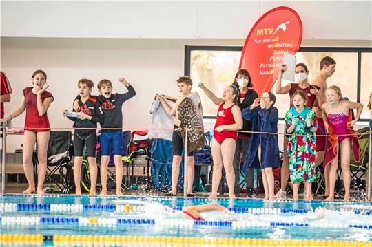 Endlich wieder Emotionen: Wie hier beim Schwimmfest um den Goslarer Adler wollen wieder mehr Kinder Wettkampfluft schnuppern. Das wirkt sich positiv auf die Mitgliederzahlen im Kreissportbund Goslar aus. Foto: Schenk