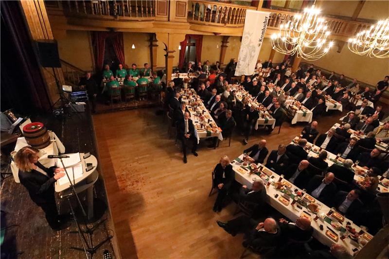 Endlich wieder Harzer Tzscherper: Als Bürgermeisterin hat Petra Emmerich-Kopatsch (li.) Premiere und eröffnet den Abend im Glückauf-Saal.  Fotos: Neuendorf