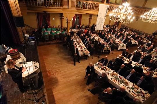Endlich wieder Harzer Tzscherper: Als Bürgermeisterin hat Petra Emmerich-Kopatsch (li.) Premiere und eröffnet den Abend im Glückauf-Saal.  Fotos: Neuendorf