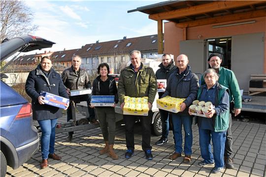 Endlich wieder Lebensmittel, um die leeren Regale auffüllen zu können: Aus Kofferraum und vom Anhänger laden Spender und Helfer die Kartons ab und bilden anschließend eine Kette – innerhalb kürzester Zeit ist der Nachschub einsortiert und kann dienstags und freitags an die wachsende Zahl Bedürftiger ausgegeben werden. Foto: Kempfer