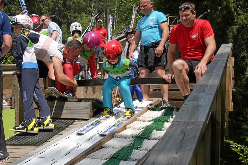 Endlich wieder ein Skispringen in Braunlage Endlich wieder Skispringen in Braunlage: Nach langer Pause kann sich auch der Nachwuchs wieder auf den Brockenwegschanzen austoben. Foto: Drechsler