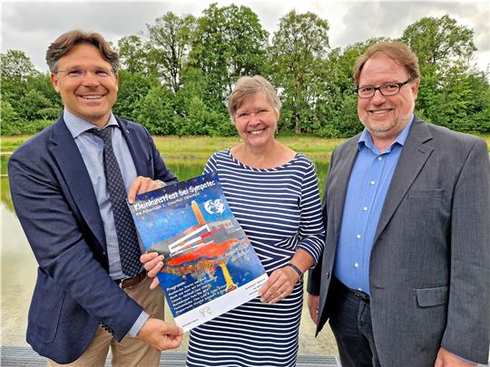 Endlich wieder ein Kleinkunstfest bei Sympatec: Dr. Sebastian Röthele, Jutta Reusing und Rainer Otte (v.li.) stellen das vielfältige Programm für den 26. August vor. Foto: Knoke