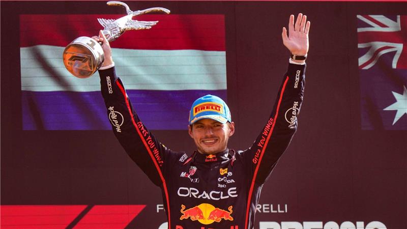 Red Bulls „Wiedergeburt“: Verstappen-Jubel im roten Rauch Endlich wieder ein Siegerpokal - 112 Tage musste Verstappen darauf warten.
