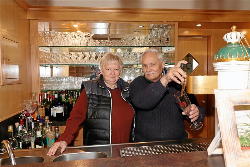 Endlich wieder geschäftig hinter dem Tresen stehen und für die Gäste da sein, das wünschen sich Bärbel Makowsky und Karl-Heinz Makowsky. Gemeinsam kümmern sie sich um das Hotel und Restaurant „Berliner Bär“ in Lautenthal. Foto: Jambrek
