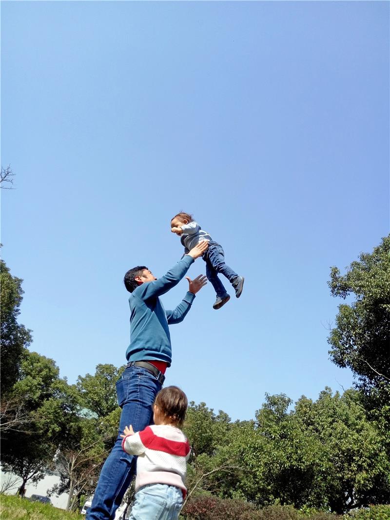 Endlich wieder im Park spielen: Der Papa Jiang Jun und die Kids genießen es.