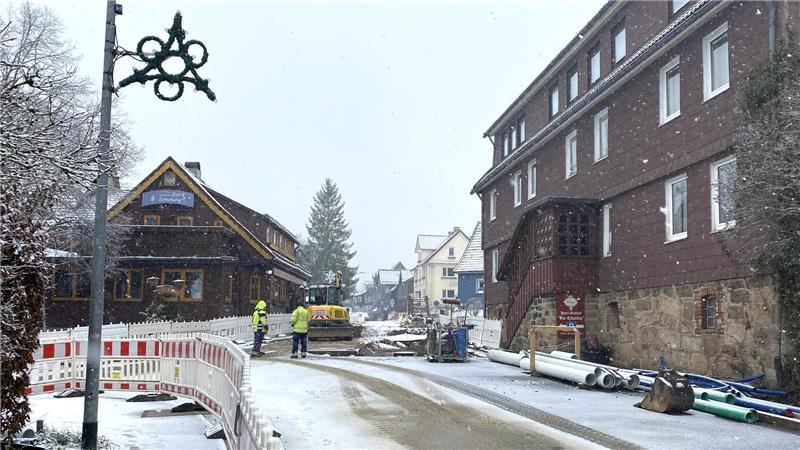 In der Lauterberger Straße in Braunlage verlegen Bauarbeiter bei winterlichem Wetter einen neuen Kanal.