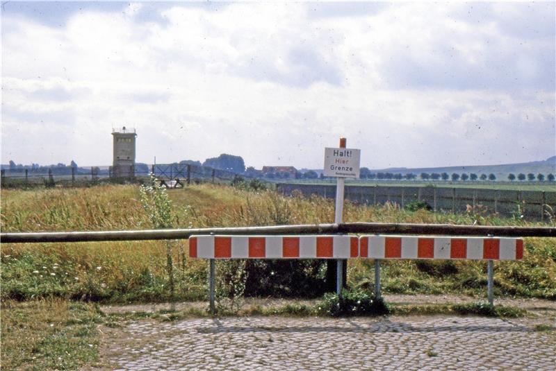 Fake News rund um die Grenzöffnung Endstation: Der Eiserne Vorhang verlief Jahrzehnte über den Hessendamm durchs Große Bruch zwischen Mattierzoll (Niedersachsen) und Hessen (Sachsen-Anhalt) und teilte Deutschland – auch noch am Abend des 11. November 1989, als er sich bei Stapelburg schon geöffnet hatte. Fotos: Archiv Wolfgang Roehl (2), Privat (1), Gereke (3)