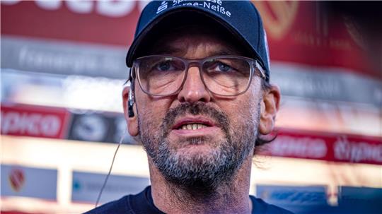 Energie Cottbus-Trainer Claus-Dieter Wollitz wählte einmal mehr eine scharfe Kritik. (Archivbild)