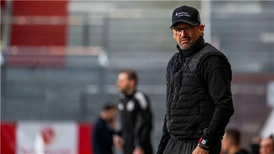 Energie-Trainer Claus-Dieter Wollitz peilt den Aufstieg in die zweite Liga an. (Archivbild)