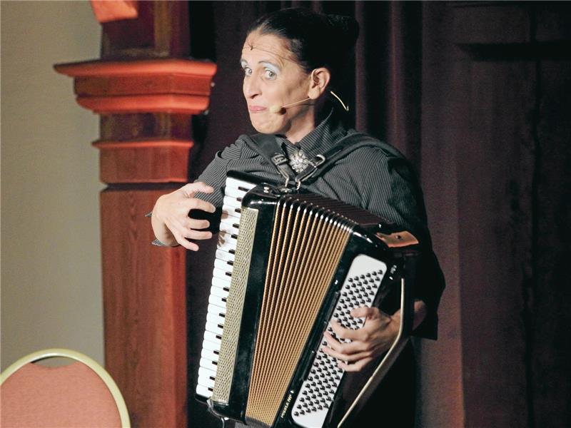 Energie pur! Wenn La Signora singt, dann tobt der Saal im Bündheimer Schloss und die Bühne wackelt. Fotos: H. Weber