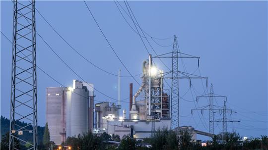 Energieintensive Betriebe wie zum Beispiel Zementwerke kommen für die Förderung in Frage. (Symbolbild)