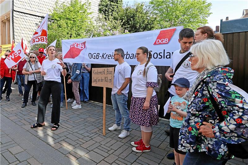 DGB-Demo in Goslar vereint Stimmen für faire Bedingungen Energische Wortmeldung: Donata Prietz, Vorsitzende des Kita-Stadtelternrates, will den bundesweiten Personalmangel in Kitas bekämpft wissen. Foto: Epping