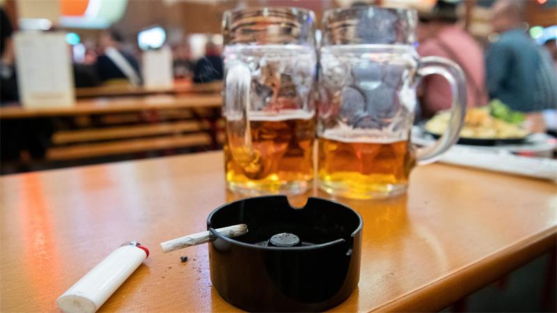 Energydrink-Konsum unter Kindern und Jugendlichen nimmt zu Energydrinks werden häufig zusammen mit anderen gesundheitsschädlichen Gütern konsumiert. (Illustration)