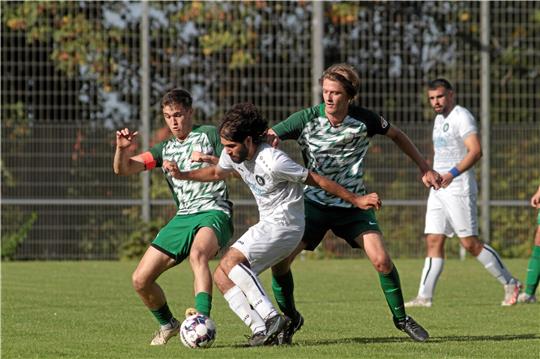 Enes Fidan, der den Treffer zum 1:0 für den VfL Oker erzielt, wird von zwei Spielern des TSV Üfingen bearbeitet. Die Gäste vom Kanal nehmen mit einem 4:2 die Punkte mit. Foto: Gietemann