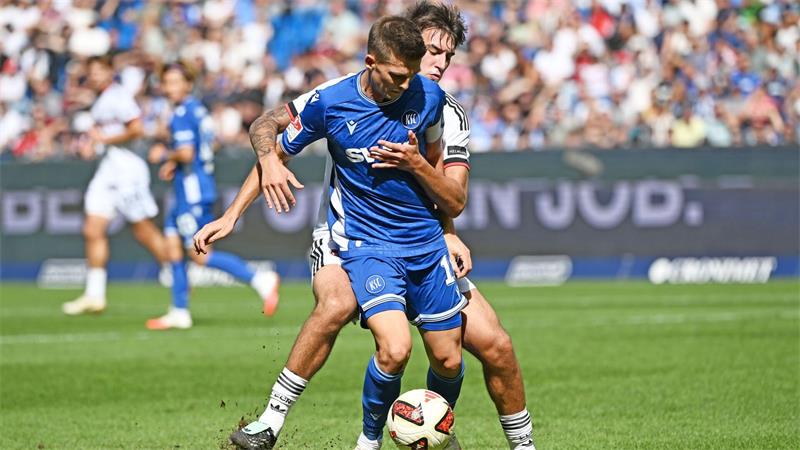 Zoma schießt Nürnberg in Karlsruhe zum verdienten Sieg Eng bewacht: KSC-Spielmacher Marvin Wanitzek (vorn).