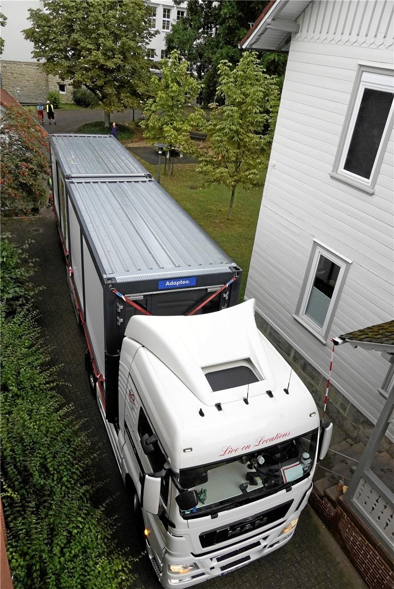 Eng, enger am engsten: Die Lkw-Fahrer müssen ordentlich kurbeln und rangieren, um ihre voluminöse Fracht auf den Pausenhof zu fahren – in diesem Falle rückwärts.