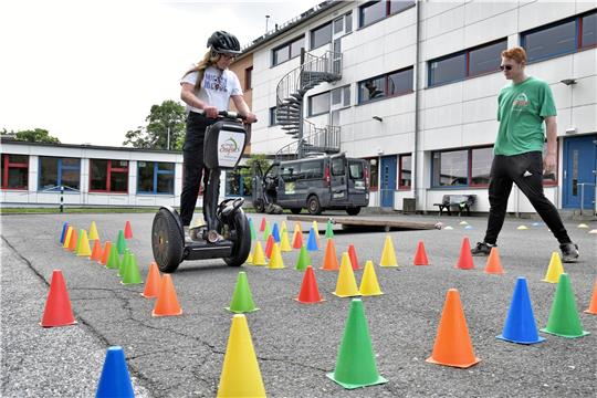 Eng gestellte Hütchen sind eine echte Herausforderung für die Kinder. Fotos: Neumann