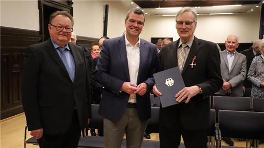 Engagement und Einsatz ist ihnen wichtig (v.l.): Jürgen Nitsche, stellvertretender Bürgermeister, Landrat Alexander Saipa und der Empfänger des Bundesverdienstkreuzes Dr. Reiner-Joachim Gloeckner.