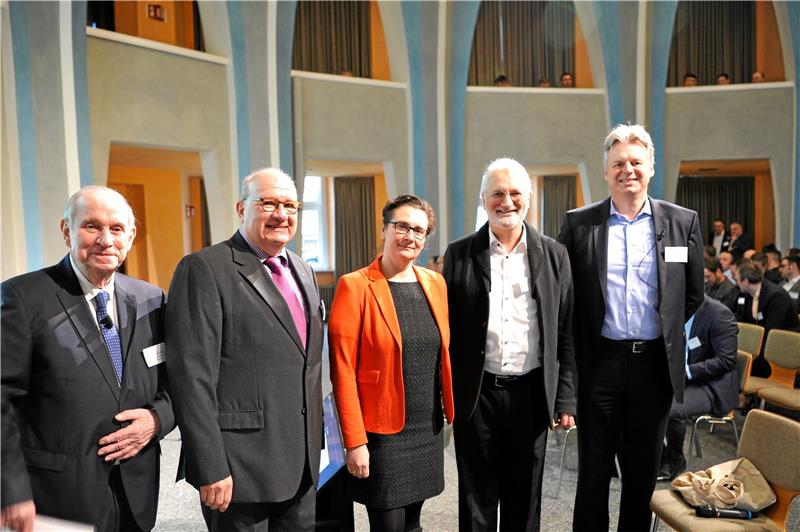 Engagiert beim Kolloquium (v.l.): Karl-Heinz Wennmohs, Prof. Oliver Langefeld, Dr. Sylvia Schattauer, Prof. Walter Frenz (RWTH Aachen) und Stephan Oehme. Foto: Ernst/TU Clausthal