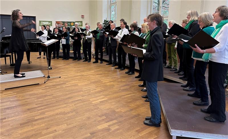 Clausthal-Zellerfeld: Uni-Chor besingt ganz Niedersachsen Engagiert dirigiert Carolin Hlusiak den Universitätschor Clausthal bei dem Konzert in der Aula Academica unter dem Motto „Vom Harz bis ans Meer“. Fotos: Eggers