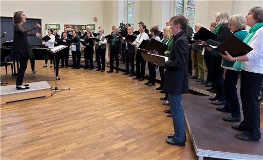 Engagiert dirigiert Carolin Hlusiak den Universitätschor Clausthal bei dem Konzert in der Aula Academica unter dem Motto „Vom Harz bis ans Meer“. Fotos: Eggers