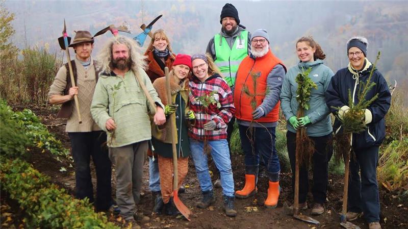 Helfer pflanzen an sieben Tagen 8250 neue Bäume in St. Andreasberg Engagiert pflanzen die Mitglieder des Bergstadtvereins, unter ihnen auch Initiator Matthias Franz (3.v.r.) und der Schatzmeister des Bergstadtvereins, Marcus Windler (4.v.r.), rund um St. Andreasberg neue Bäume.