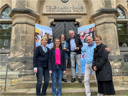 Engagierter Vorstand im Telemann-Verein: (v.l.) Dr. Vinca Grethe, Katharina Busmann, die Gründungsmitglieder Rose Meyer-Zurwelle und Wolfgang Jennewein, Vorsitzender Armin Nitsche und Ulrike Eilers.  Foto: Kleine
