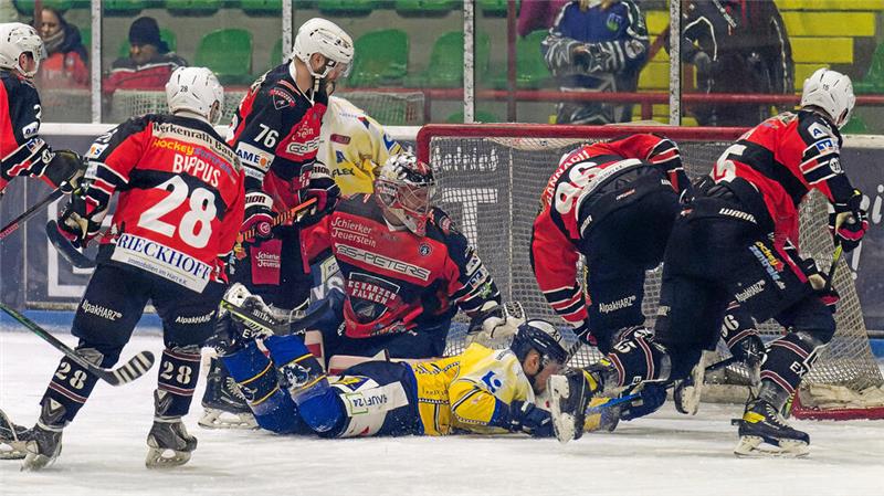 Enge Eishockey-Kisten und ein besonderer Fußballfreund Enge Spiele, volle Ränge: Die Eishockey-Regionalliga Nord ist derzeit ein Erfolgsmodell.