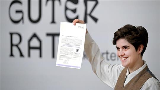 Engelhorn gibt zwar fast ihr gesamtes Vermögen ab, doch sie verfügt noch über ein Übergangsbudget, das ihr helfen soll, in das Berufsleben zu wechseln. Sie bleibe weiterhin privilegiert als Mitglied einer wohlhabenden Familie und als weiße Frau aus einer Industrienation, sagt sie.