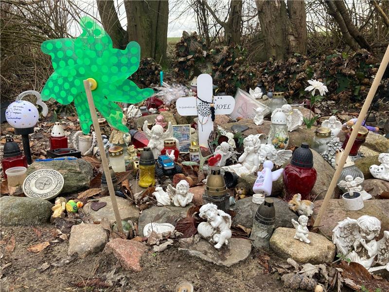 Fall des getöteten Joel: Angeklagter Jugendlicher schweigt Engelsfiguren und Erinnerungsstücke stehen nahe der Stelle, wo Joel am 14. September 2023 mit Stichverletzungen gefunden wurde.