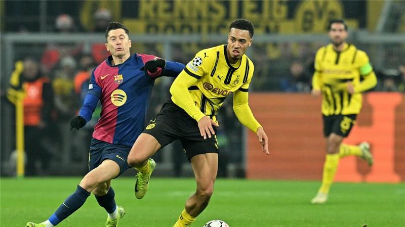 Enges Spiel: Der BVB mit Felix Nmecha (r) und Barcelona mit Robert Lewandowski lieferten sich viele packende Duelle.