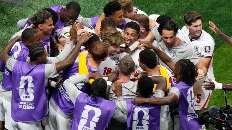 Messis Fäuste-Jubel: Argentinien wieder im WM-Finale England feiert Torschütze Gordon.