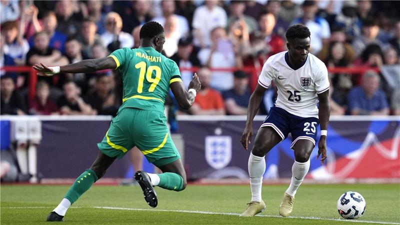 Tuchel in England schon angezählt - „Schlechter Witz“ Englands Bukayo Saka (rechts) tat sich mit seinem Team gegen Senegal schwer