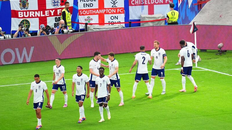 Kane trifft und patzt: England nur 1:1 gegen Dänemark Englands Harry Kane (3.v.r) jubelt mit den Teamkollegen über sein Tor zur Führung der Three Lions.