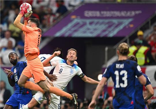 Englands Harry Kane (M) muss weiter auf sein erstes Turniertor warten.