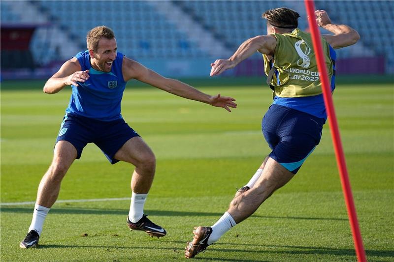 Englands Harry Kane (l)und Englands Jack Grealish während einer Trainingseinheit.