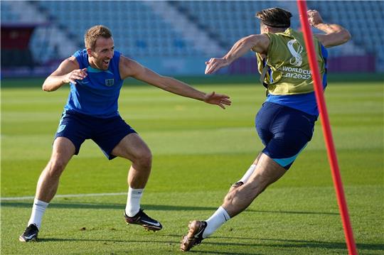 Englands Harry Kane (l)und Englands Jack Grealish während einer Trainingseinheit.