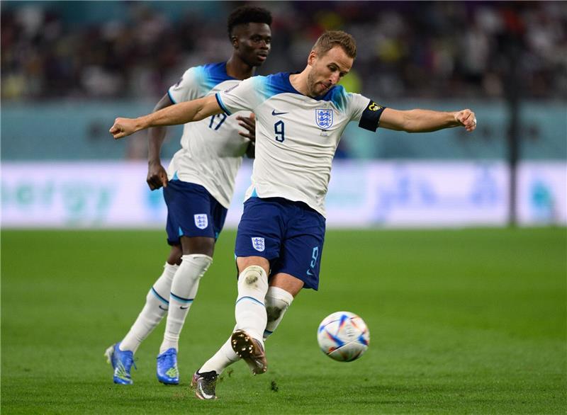 Das bringt der Tag bei der Fußball-WM Englands Harry Kane spielt den Ball, dahinter Bukayo Saka.