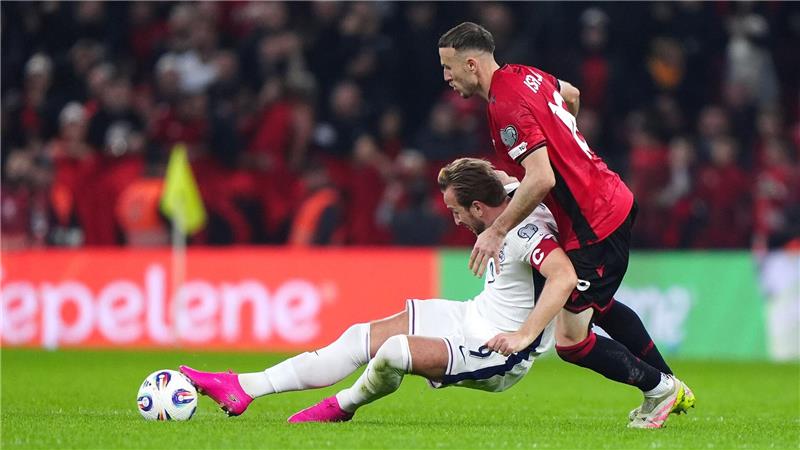 Haaland schießt Norwegen in Italien zur WM - Portugal-Gala Englands Kapitän Harry Kane (l) trifft auch für England, wie er will.