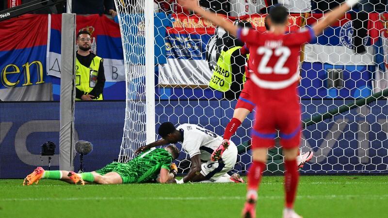 Auftakterfolg dank Bellingham: England besiegt Serbien Englands Marc Guehi (M) gratuliert Torhüter Jordan Pickford (l) zu einer Parade - Serbien war bemüht, jedoch glücklos.