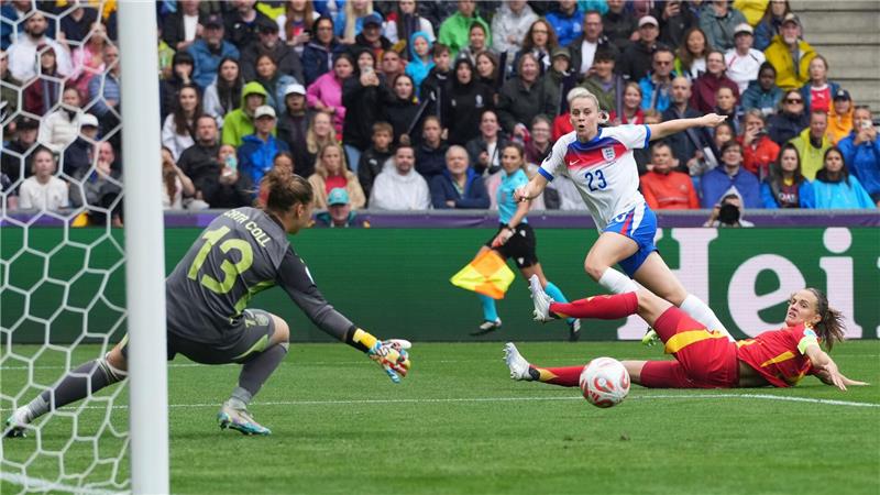 Im Elfmeterschießen: England gewinnt EM-Finale gegen Spanien Englands Mittelstürmerin Alessia Russo schießt vorbei.