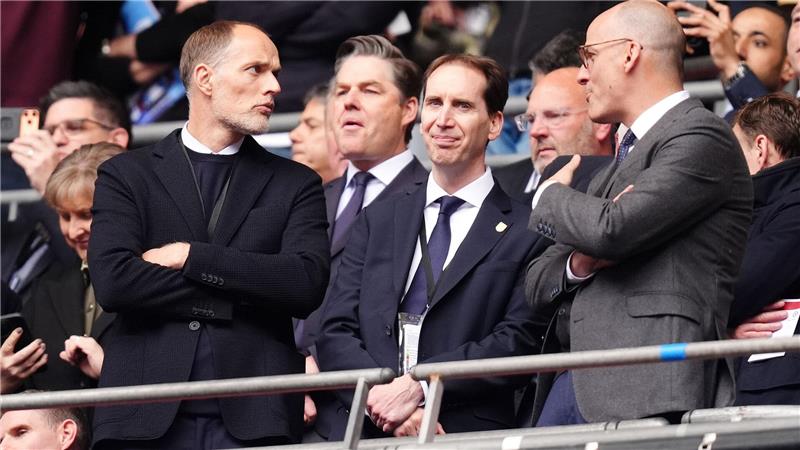 Englands Nationaltrainer Thomas Tuchel (l) und FA-Chef Mark Bullingham (M) stehen auf der Tribüne.