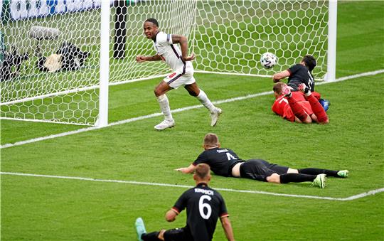 Englands Raheem Sterling erzielt das Tor zum 1:0. Die deutschen Spieler liegen geschlagen am Boden.  Foto: dpa
