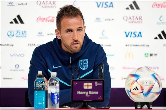Englands Stürmerstar Harry Kane spricht auf einer Pressekonferenz.